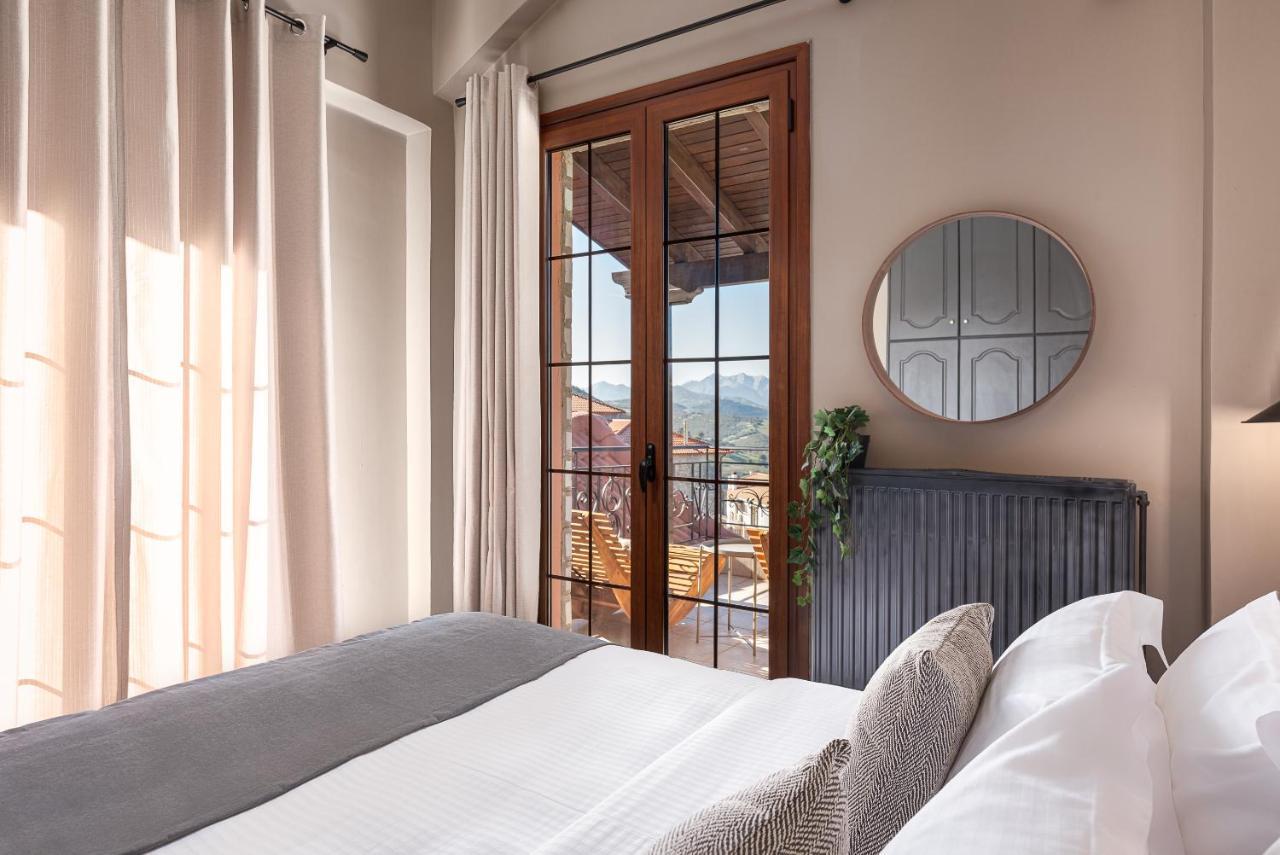 Gm Luxury Suites كالافريتا المظهر الخارجي الصورة