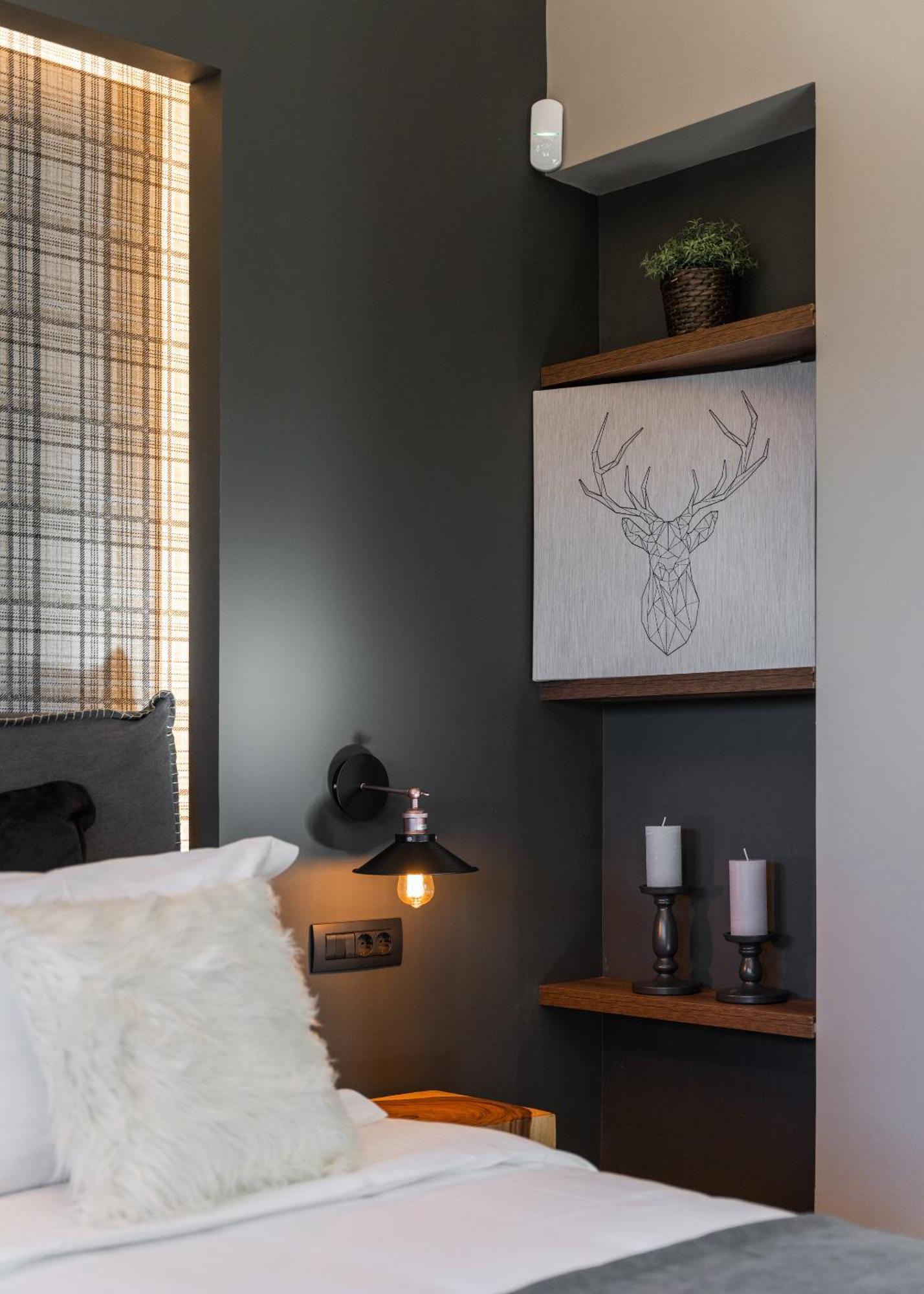 Gm Luxury Suites كالافريتا الغرفة الصورة