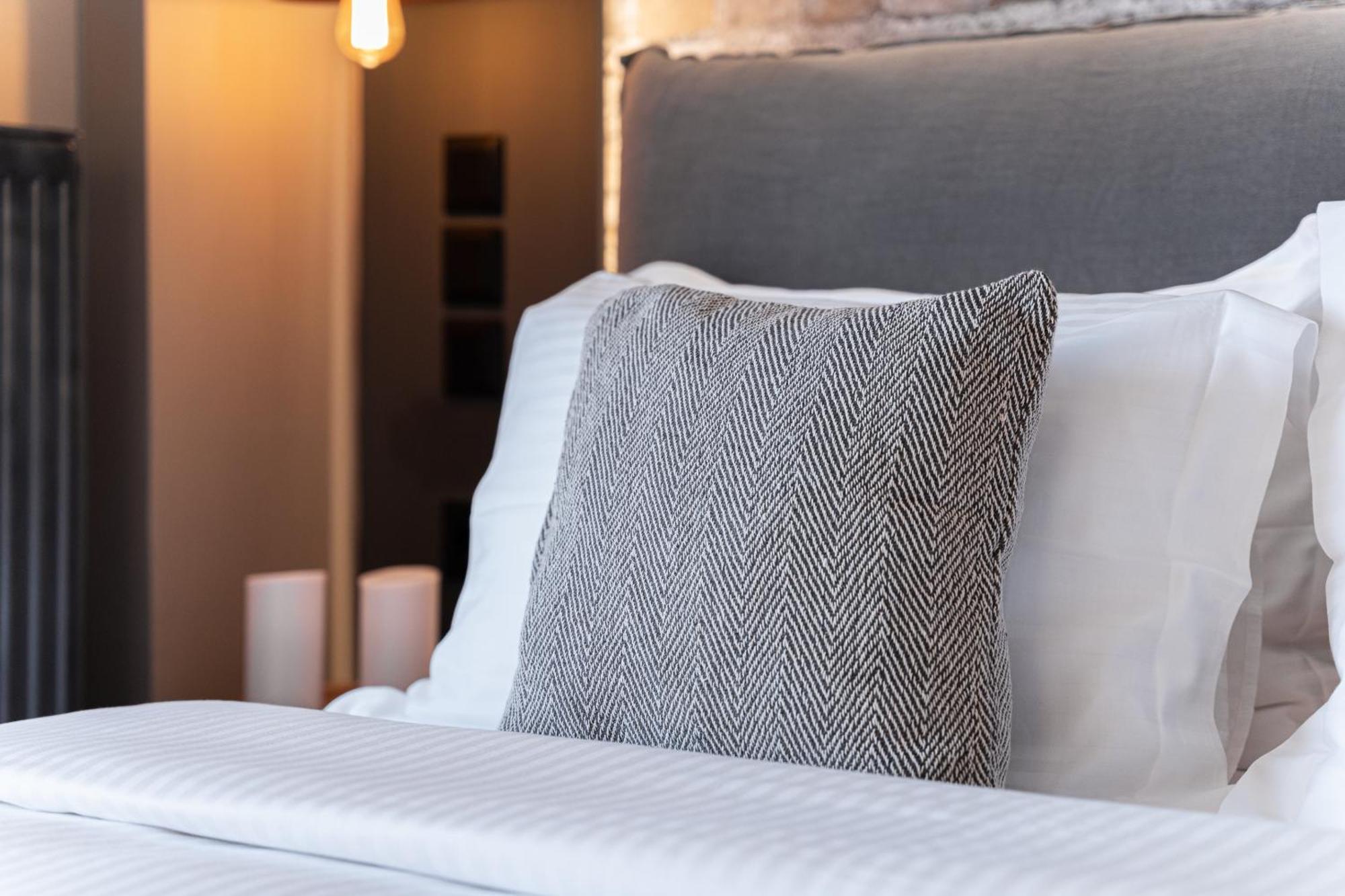 Gm Luxury Suites كالافريتا الغرفة الصورة