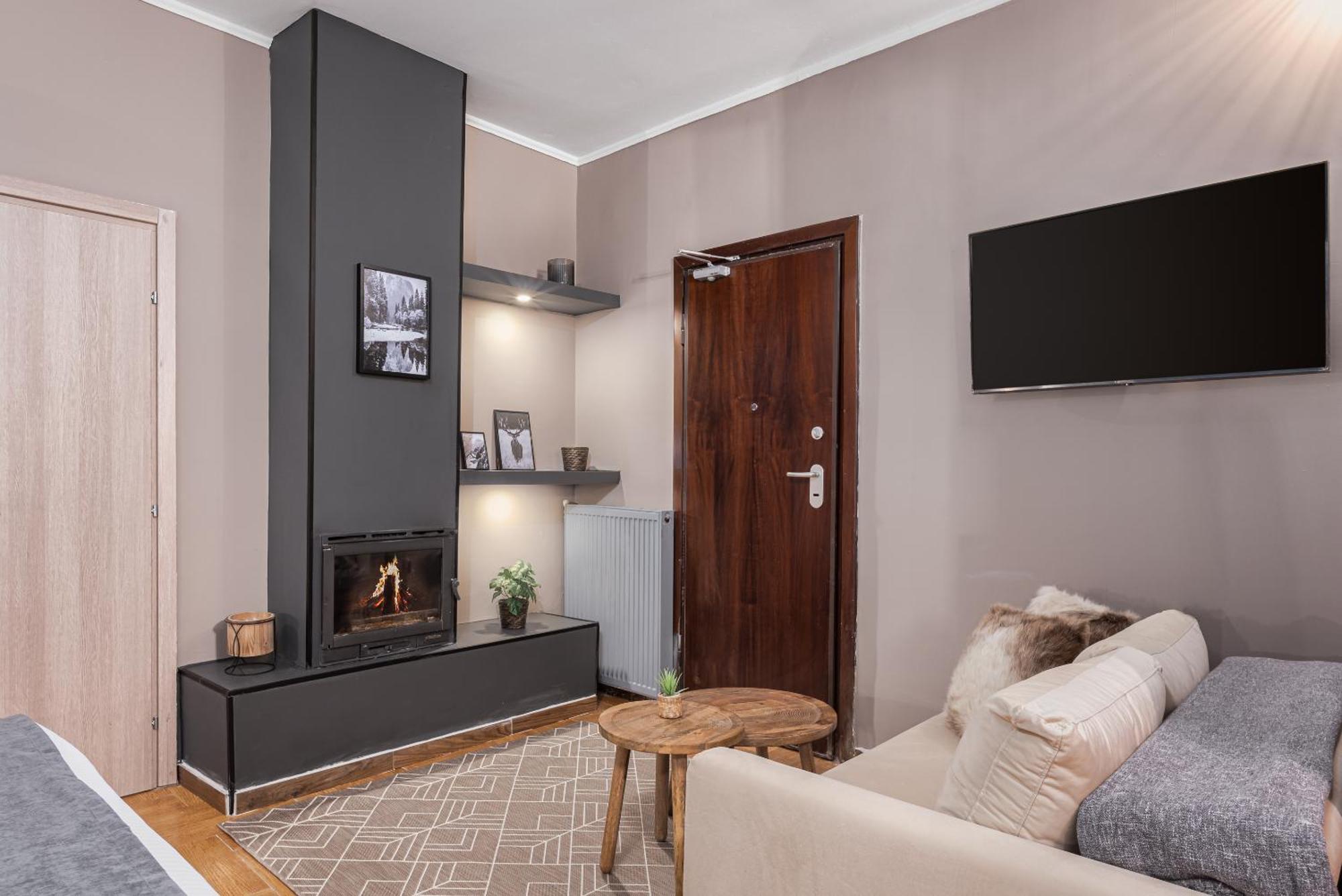 Gm Luxury Suites كالافريتا الغرفة الصورة