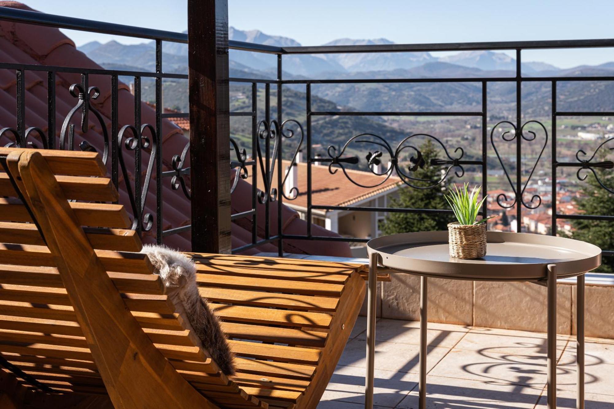Gm Luxury Suites كالافريتا الغرفة الصورة